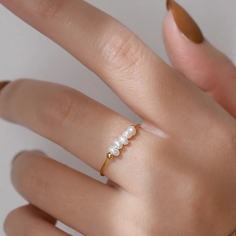RING WITH FRESHWATER PEARLS